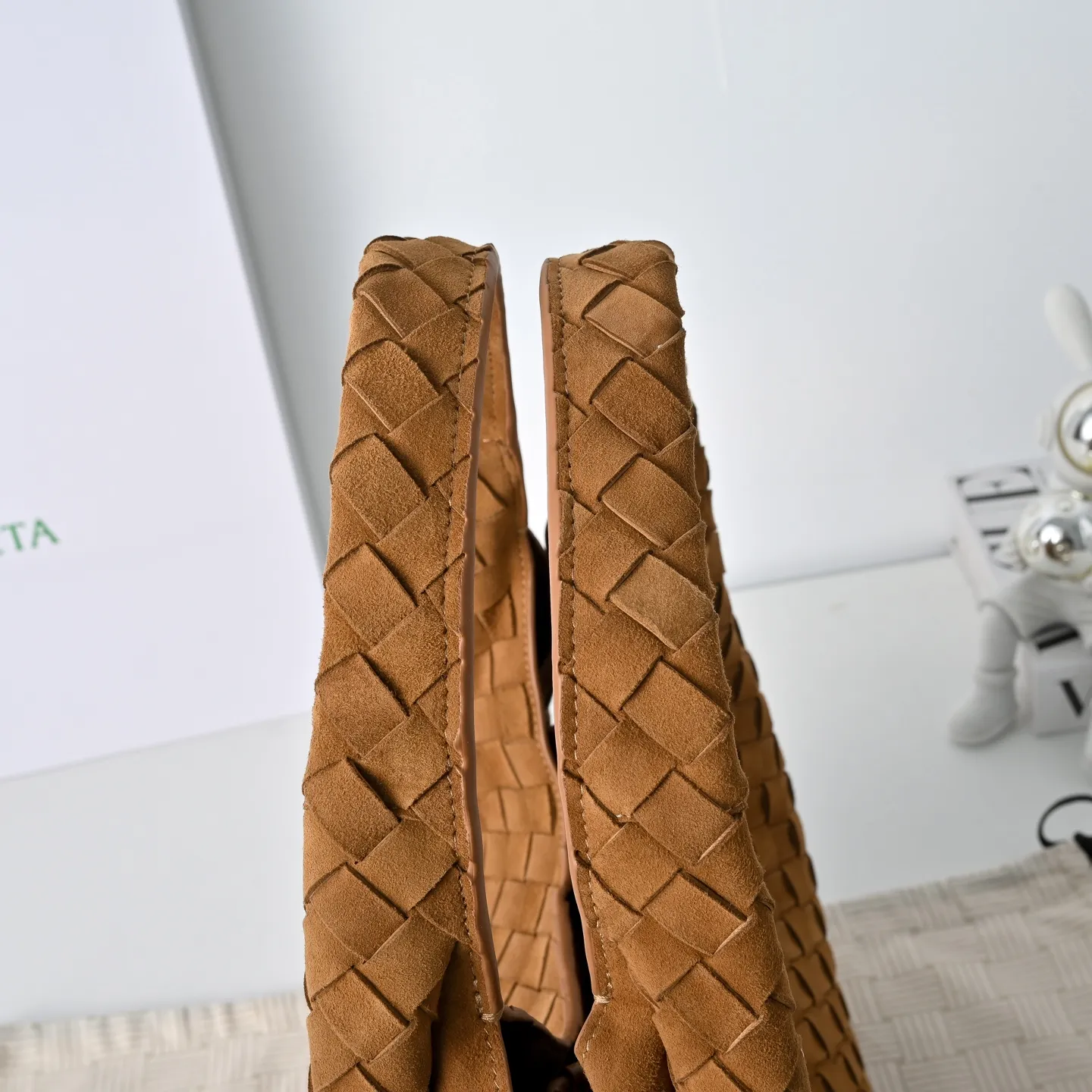 Batch 2160 BV new product suede Campana handbag The classic return of the Campana handbag is retro and charming ☄️Inspired by the classic collection of 2004🌟Each leather strip is made of two layers of Nappa lambskin🐏, showing the ultimate craftsmanship of full weaving inside and outside. The bag is super light, uses leather straps to open and close, and is equipped with a hidden magnetic buckle. It has two forms that can be switched, and the capacity is amazingly large. Whether it is for daily travel or to carry various small items✈️, it can be easily carried! Grab two hands for commuting and dating, and bring out French laziness🌤️ Model: 4249 Size: 33x20x16.5